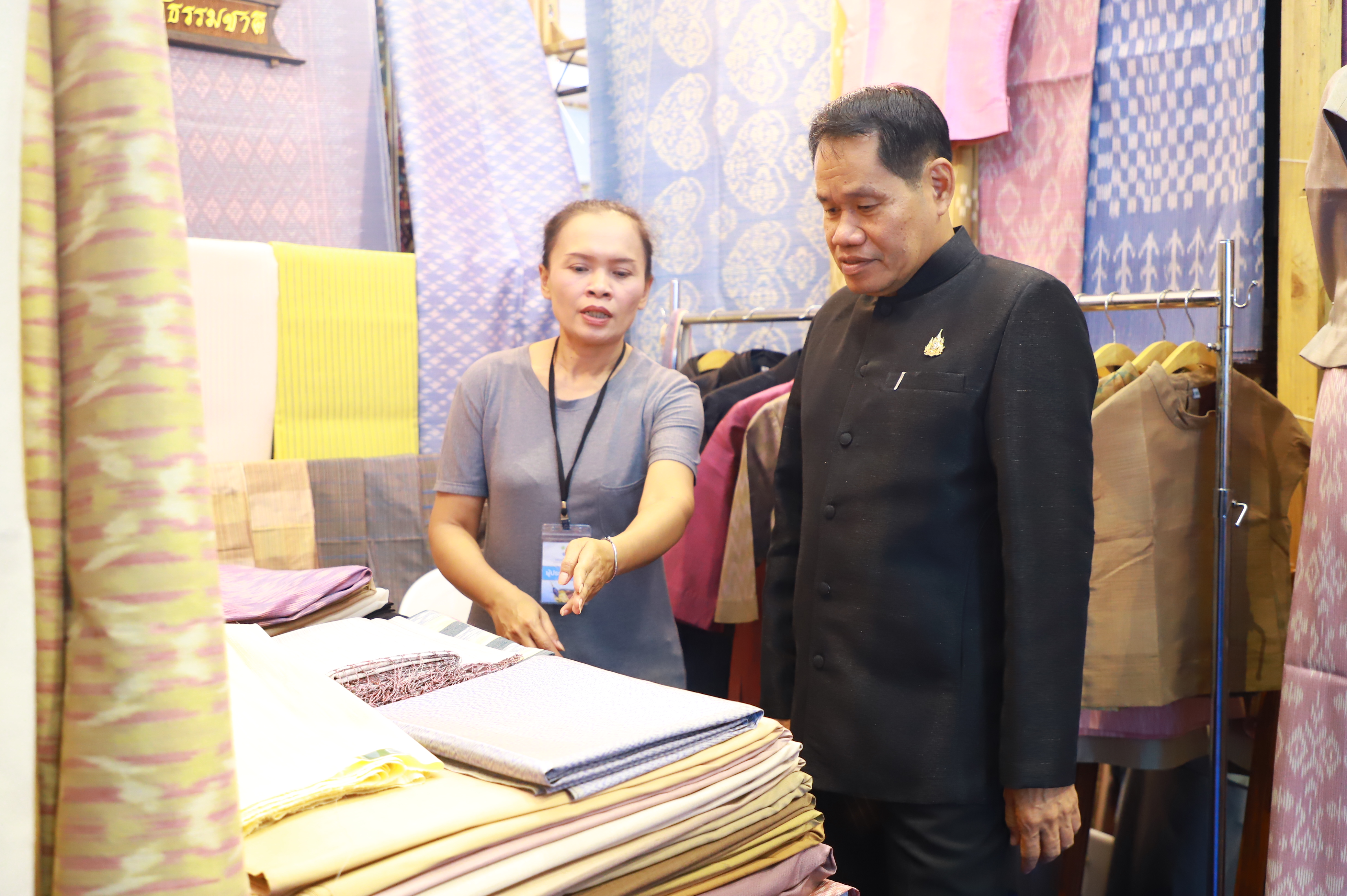 title - ส.ป.ก. ร่วมพิธีเปิดงานหม่อนไหมสัญจร ณ กรุงเทพมหานครและจังหวัดนนทบุรี ครั้งที่ 1 ชูนโยบาย ตลาดนำการผลิต เพิ่มช่องทางจำหน่าย สร้างรายได้เกษตรกร